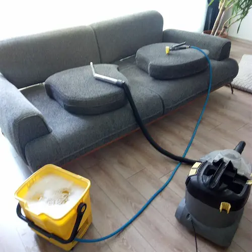 Mersin koltuk yıkama sürecinde kullanılan profesyonel vakumlu yıkama makineleri ve fırçalama ekipmanları, koltuk temizliğine hazır şekilde görüntüleniyor.