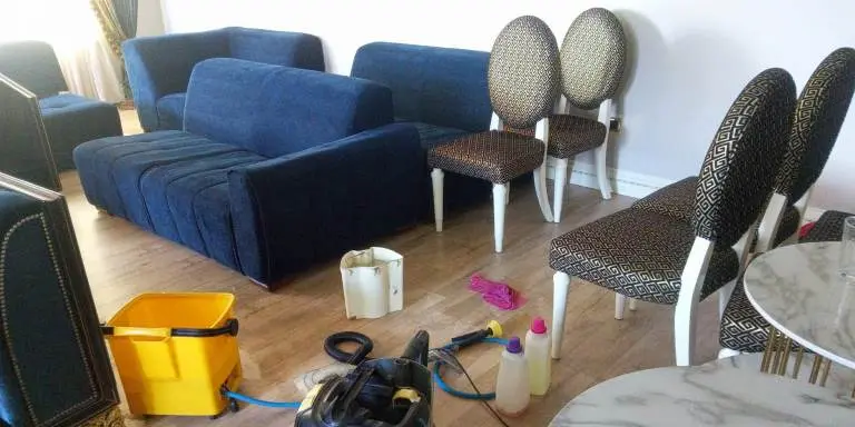 Mersin koltuk yıkama uzmanı Mustafa Usta tarafından temizlenen lacivert koltuk takımı